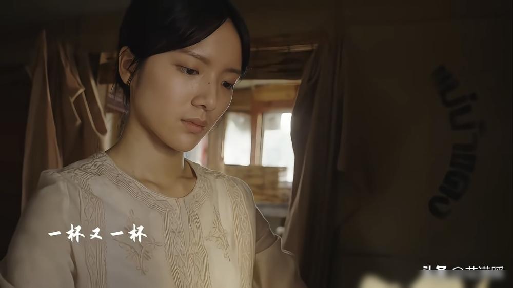 她照顾他老婆孩子18年，所有人都骂她傻，导演和编剧却急了，跳出来反复澄清：这不是