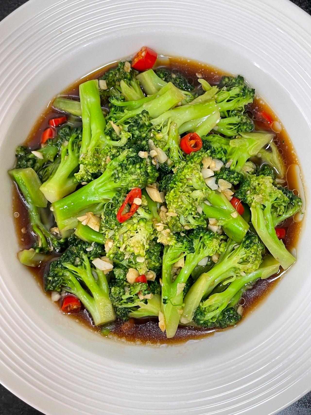 这个蒜蓉西兰花。真的巨好吃，低卡又美味。还巨一下饭，喜欢的姐妹可以尝试着做一下，