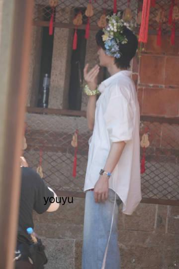 余宇涵簪花美少年余宇涵簪花 看到余宇涵《一路繁花2》的簪花路透，白衬衫少年身姿轻