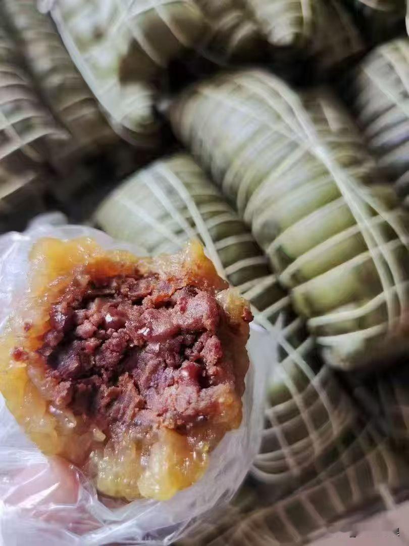 我自己做时，先在食品店买了糯米和灰水，亲手摘箬叶和棕榈叶做绑绳。糯米浸两小时后滤