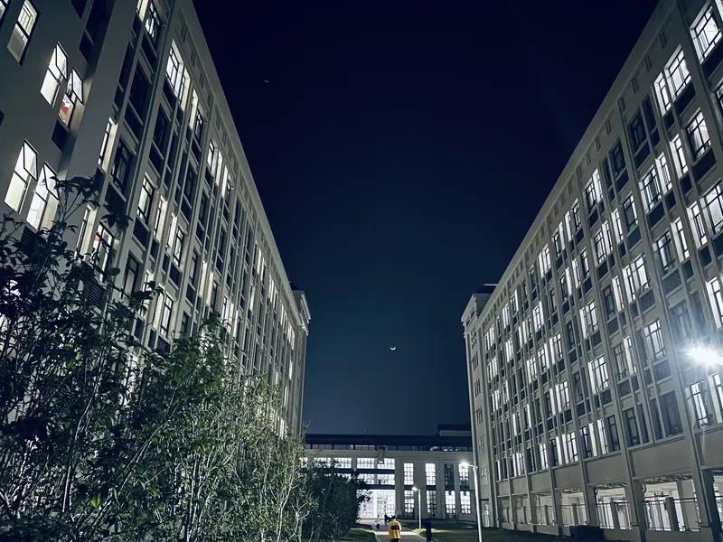 10月31号广西，“没课也不能待在宿舍”，广西一职校多位学生冒雨呆在户外，学生灵