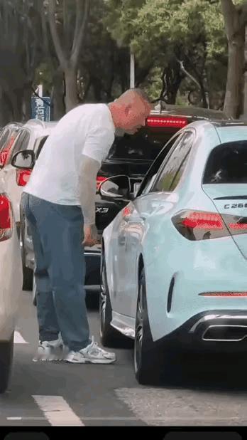 无论有理没理，男人不该先动手。
这位猛男开车与前车发生了刮蹭，气势汹汹地下车找前