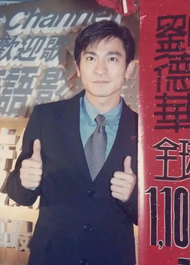 刘德华在1996年的唱片销量达380万张。
1996年，刘德华发行的唱片《因为爱