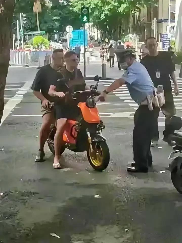 太不公平了！老外广州骑电动车违规载人，交警反而赠送头盔，果然高人一筹！

最近，