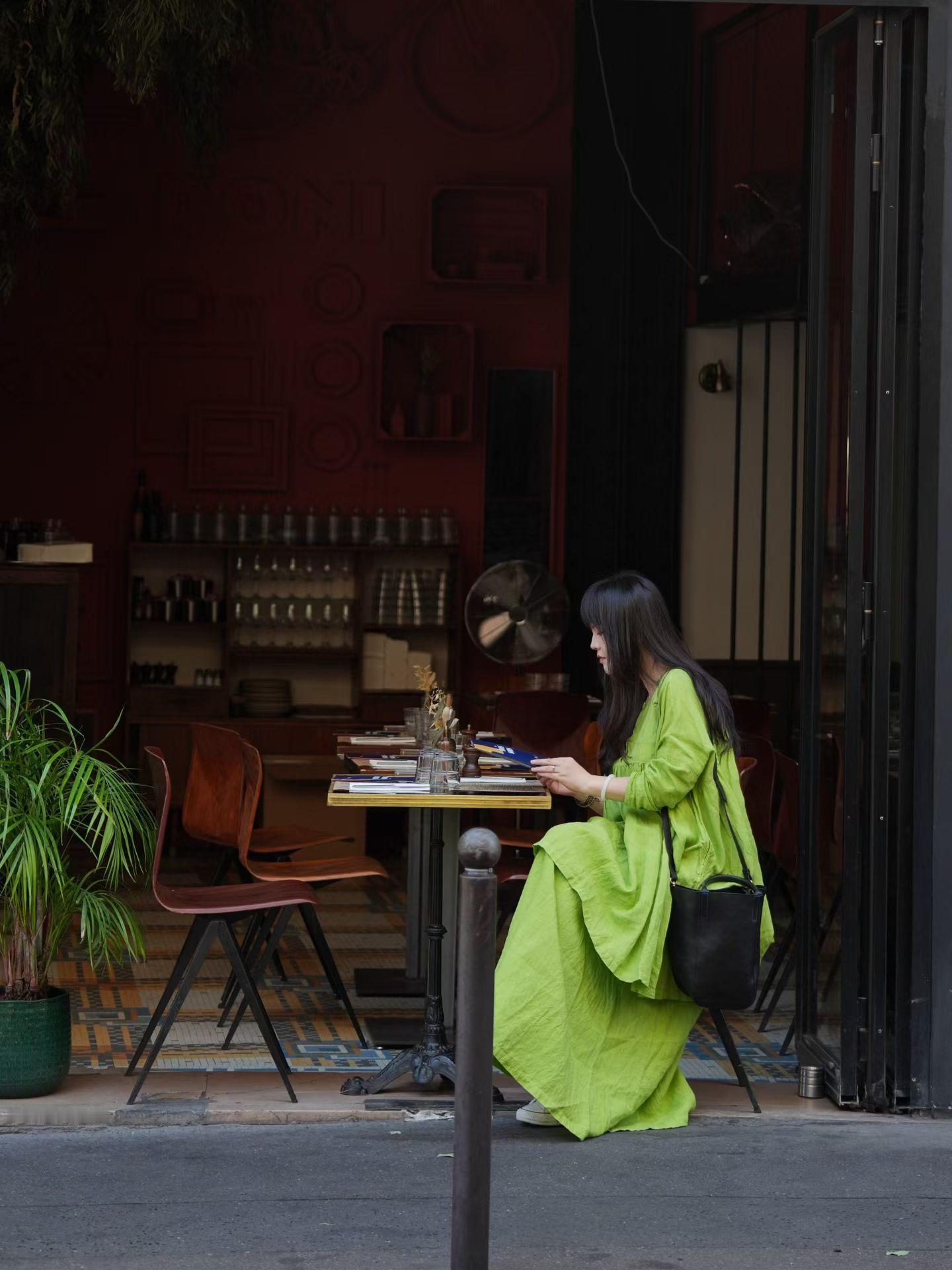 这是昨天早上在酒店楼下的街区晃悠的时候，点了一杯咖啡喝了好半天，在巴黎感觉人们都