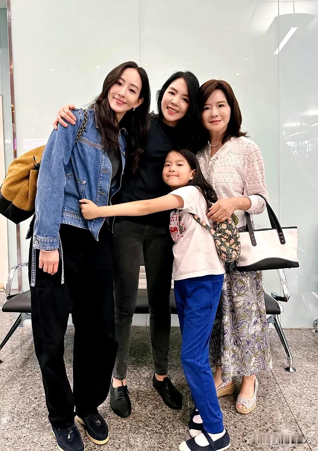 张钧甯跟她妈、姐还有外甥女一块儿逛街呢，这一家子基因也太能打了吧！三代人个个都好