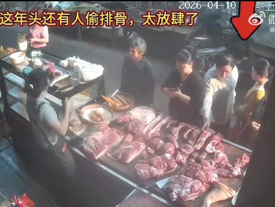 监控拍下大妈偷排骨的全过程，心理素质、老练程度绝非一般人。4 月 10 日在湖南