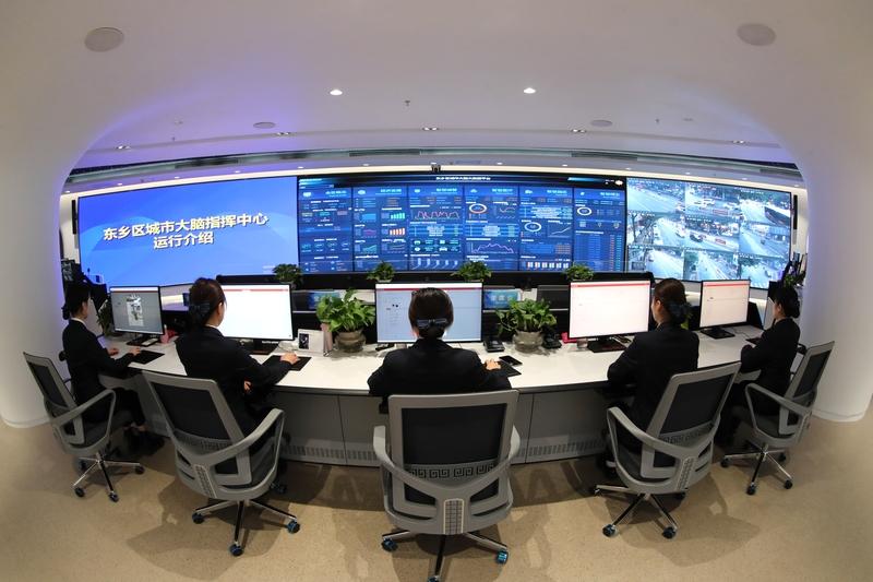 郑州市的智慧城市建设着实令人惊叹！那个能俯瞰全域的智慧大脑，恰似城市的超级管家。