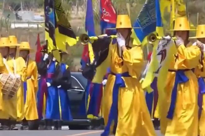 高市早苗到访韩国，韩国民众吹唢呐前来迎接

5月19日，日本首相高市早苗的专机稳