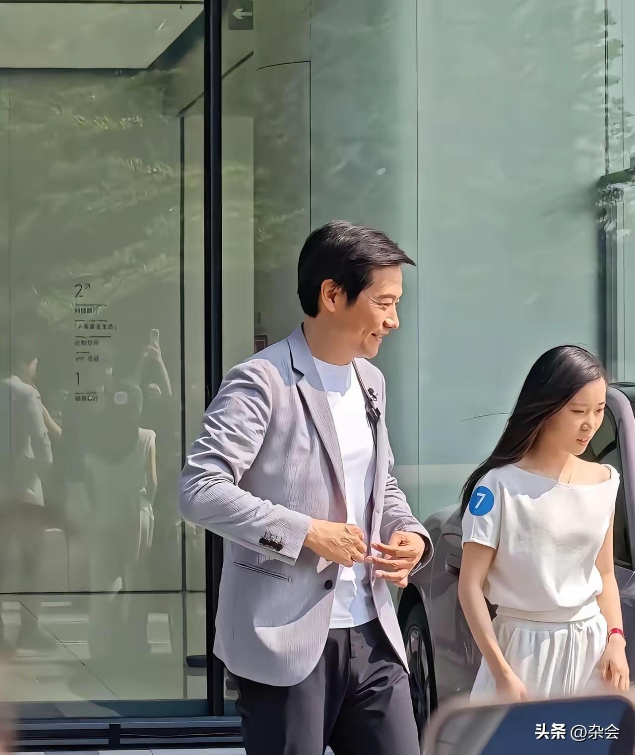 柠檬树下你和我，今天我是隔着屏幕羡慕哭了！
雷军现身深圳交付中心，又是亲自开车门