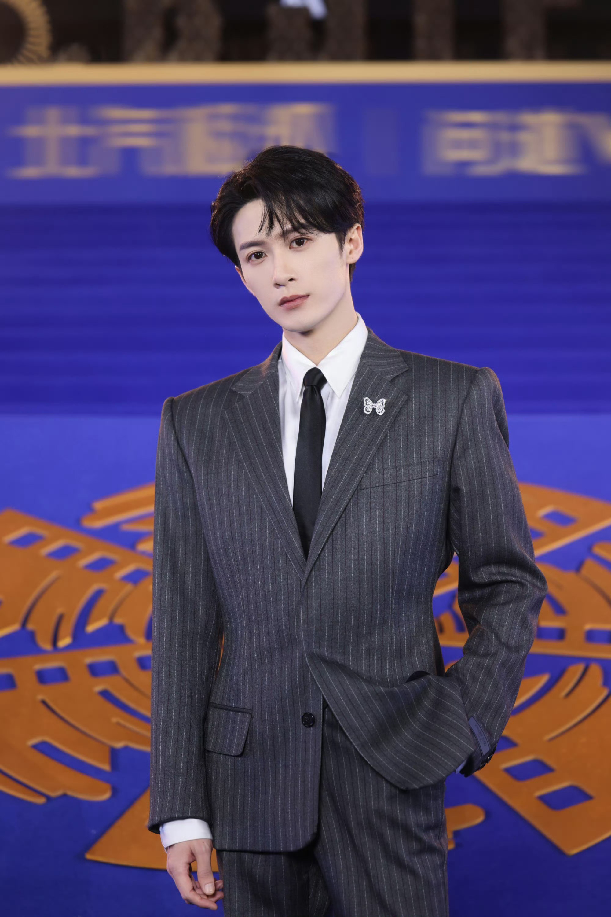 檀健次 今日 北京国际电影节 开幕式红毯造型，作为本届北影节宣传大使，身穿 Xa