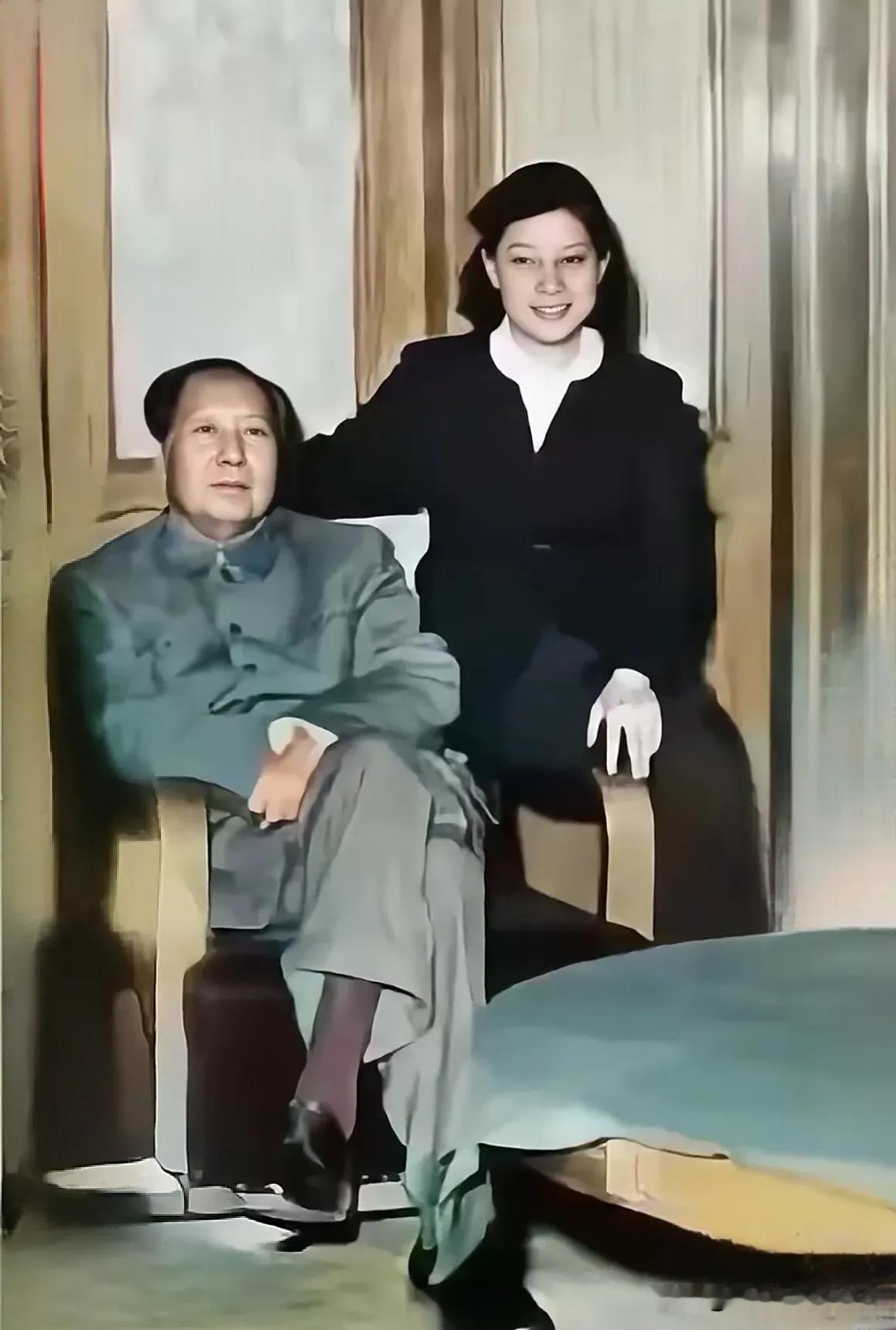 毛主席与护士小姐姐，好亲民的伟人[赞][赞]
