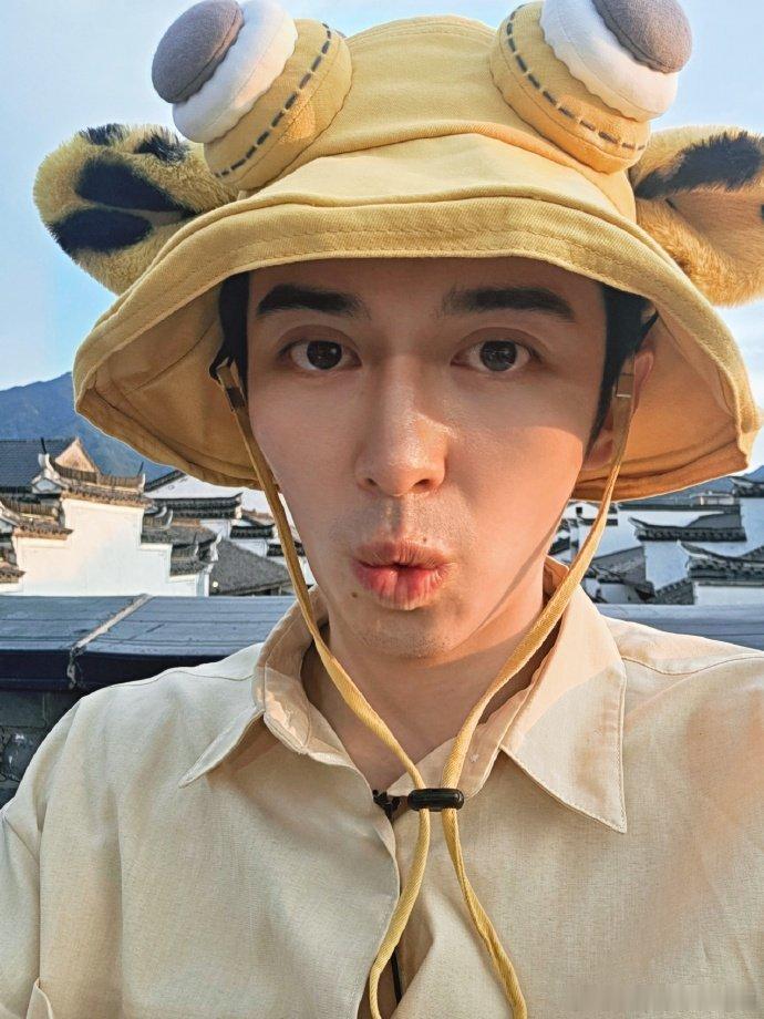 赵小童嘟嘴自拍赵小童美食配美景赵小童的生活也太让人向往了！看美景吃美食，自拍的时