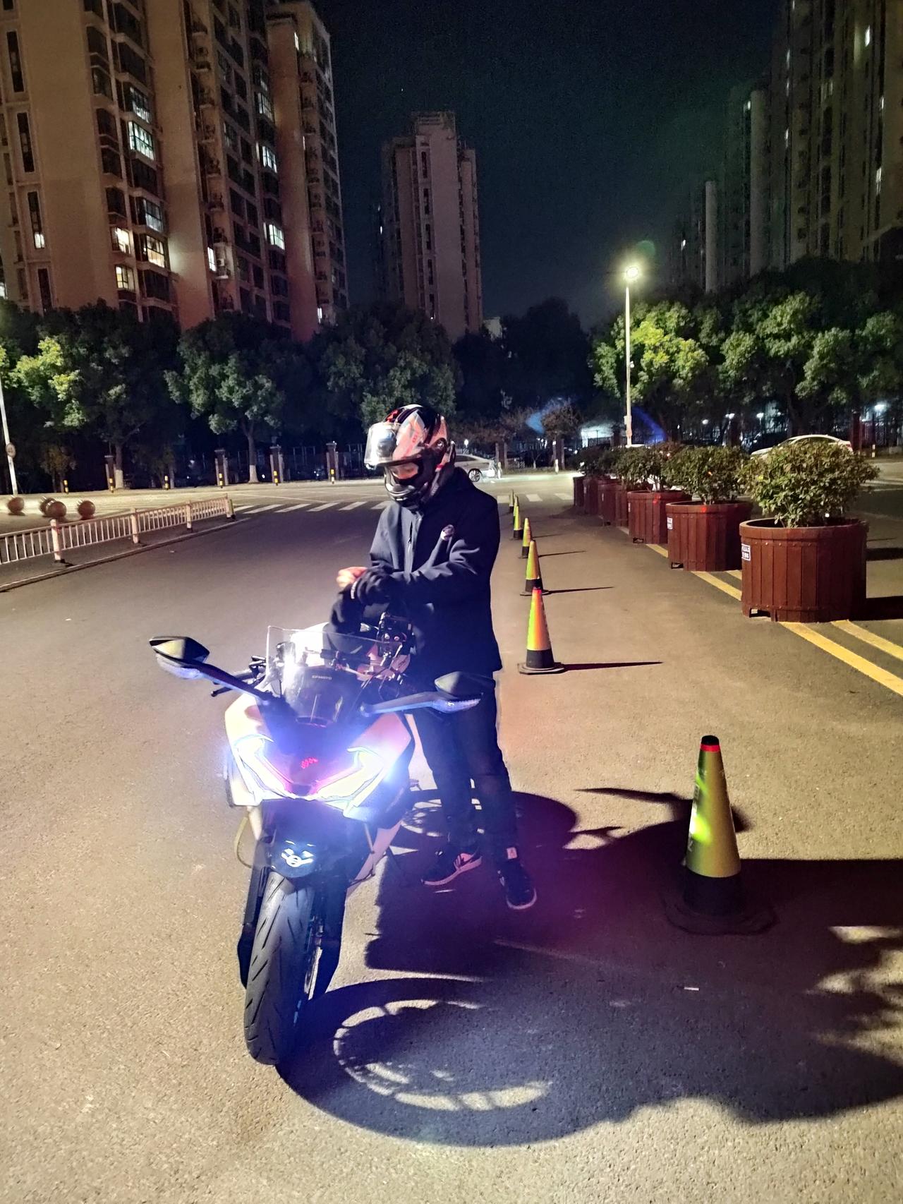 2025有收获也有失去，收获了新的朋友，新的工作；失去了对家人的憧憬。