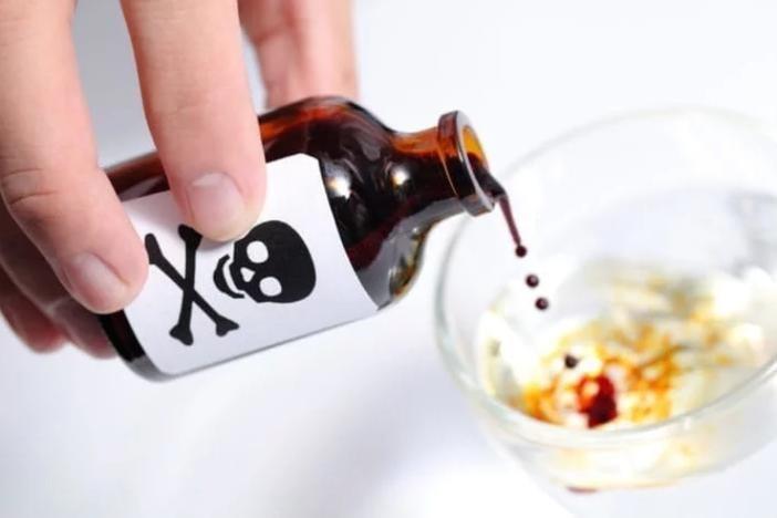 太恶毒！内蒙古，一医生因工作矛盾，偷偷在女领导杯子里下激素，导致女人在短短一年内