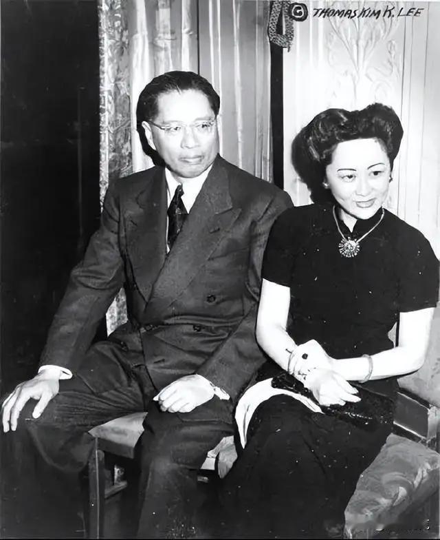 1927年，宋子文上庐山盖别墅，一眼相中包工头家二十岁的女儿，姑娘端茶时无意间喊
