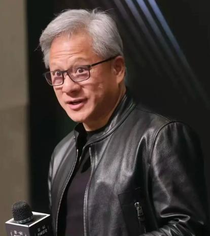 美国亚利桑那州凤凰城的台积电工厂彻底热闹了，黄仁勋穿着他那身标志性黑夹克，和台积