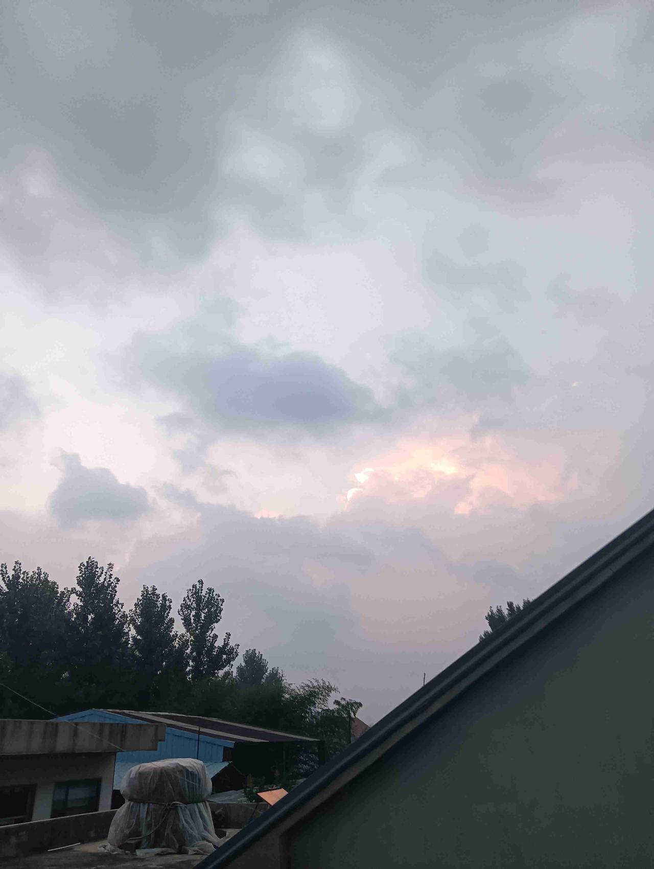 我的今日状态：🏝️旅行度假
我这里的天气：🌤️多云