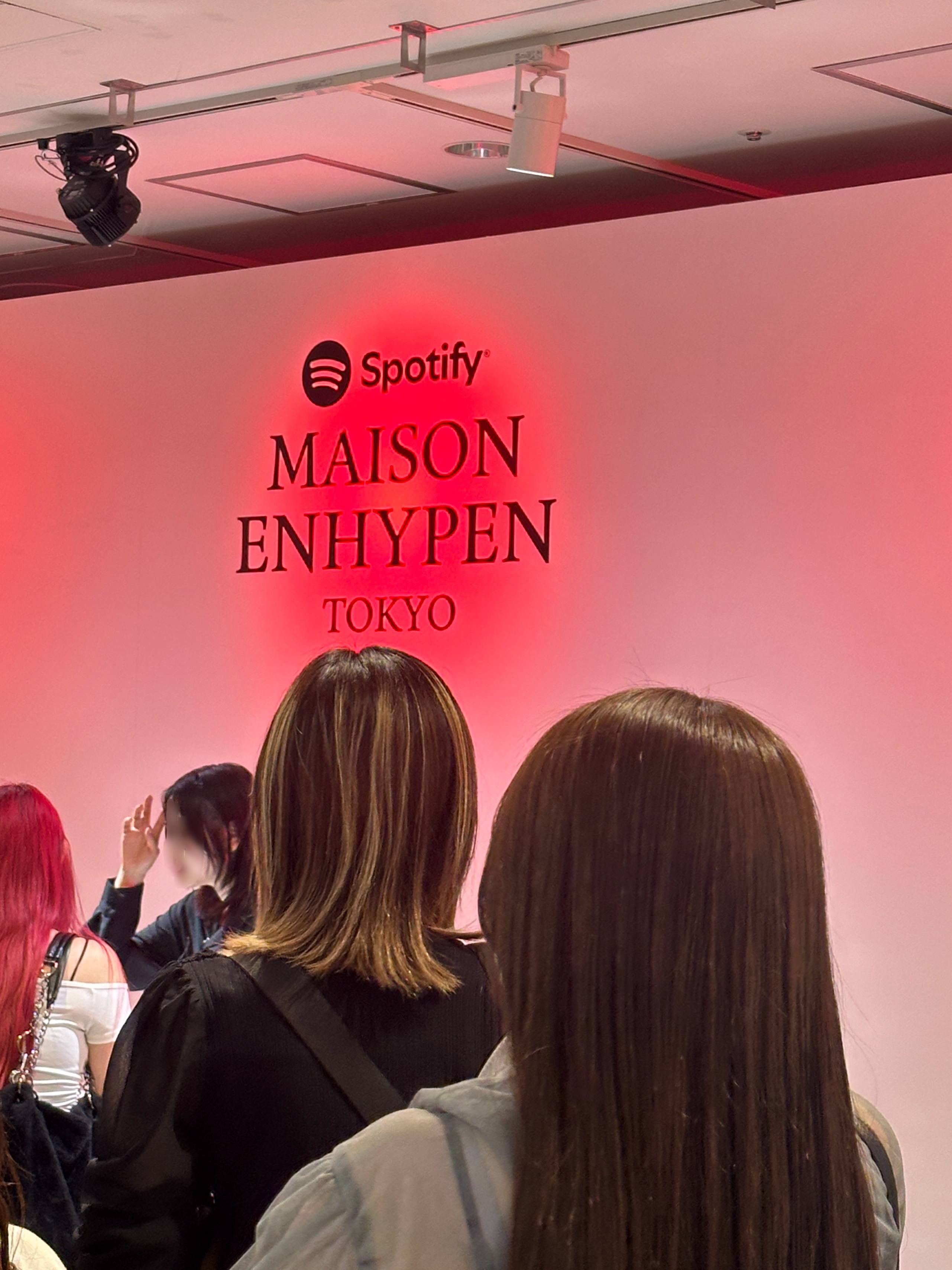 想起一个巨搞笑的。那天我们去涩谷109，从电梯里一出来全是妹子们在排队，抬头一看