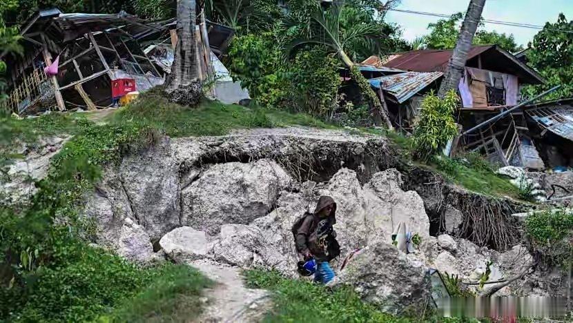 小马科斯视察地震灾区，当着全菲律宾人的面，连续发出大声狂笑6月10日，菲律宾发生