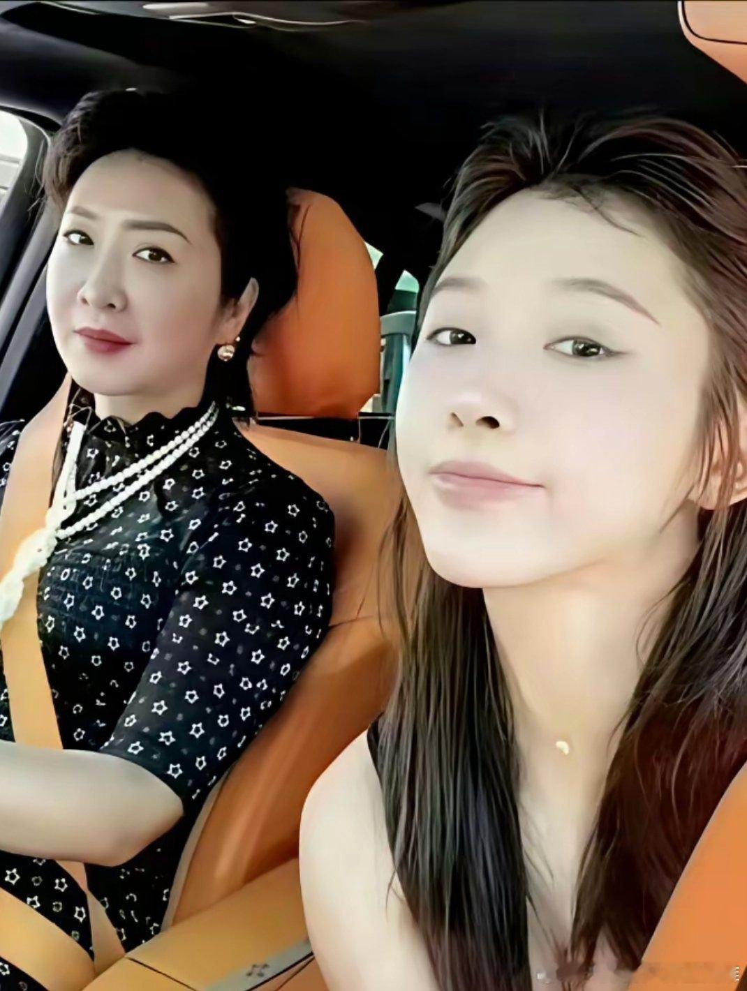 吴艳妮和妈妈的合照25年前vs 25年后 