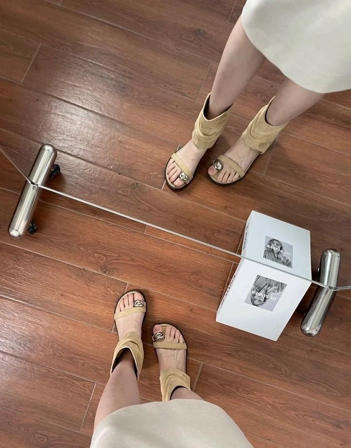 辣妹套趾凉靴穿上咯
果然很时髦啊，透气好穿 内增高凉靴