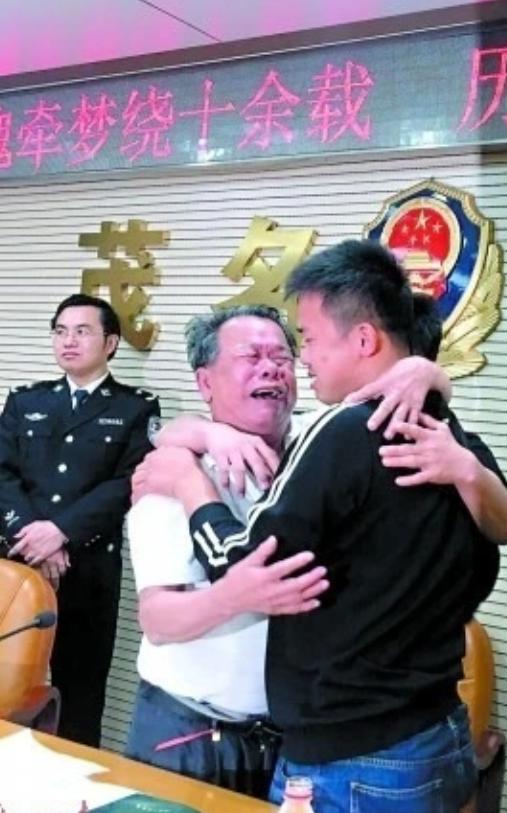 2004年广东，一7岁男孩被人拐卖，没曾想13年后，他竟然只是吃了一口生蚝，便找