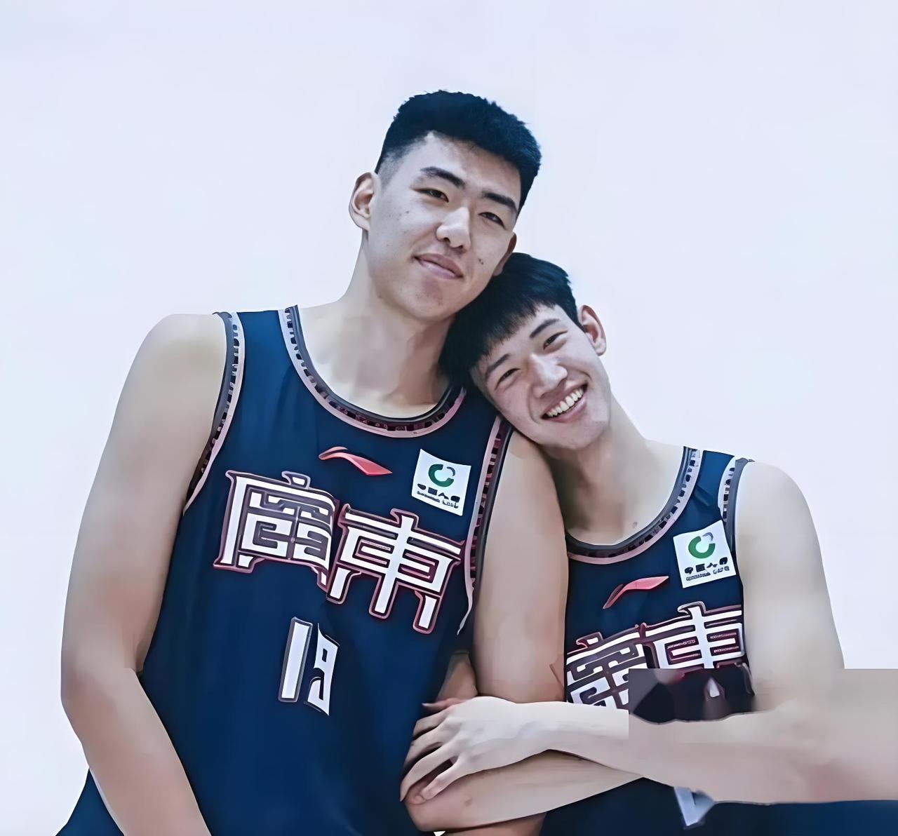 黄明依加班训练！
今天早上，黄明依随队参加踩场训练！这名球员不仅练得一身大汗，而