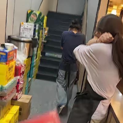 6月16日，江苏徐州。一餐馆老板今天发工资，没想到店里三个女服务员，合资给老板买
