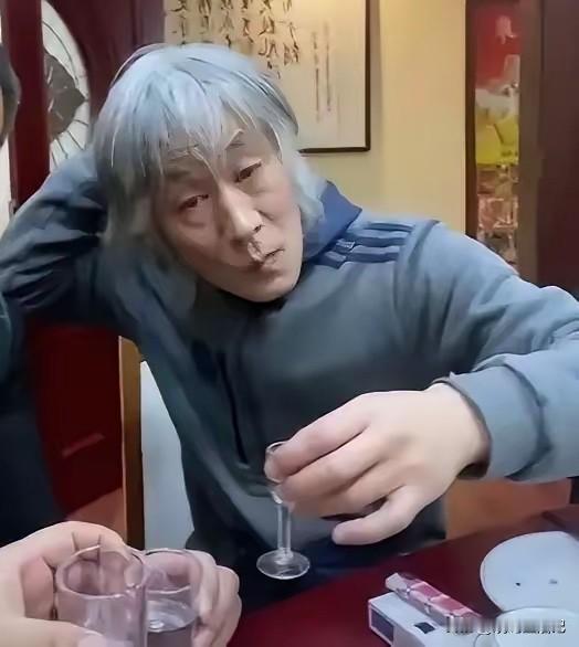 他曾是一名很红的歌手，现在估计很少有人认识他了。