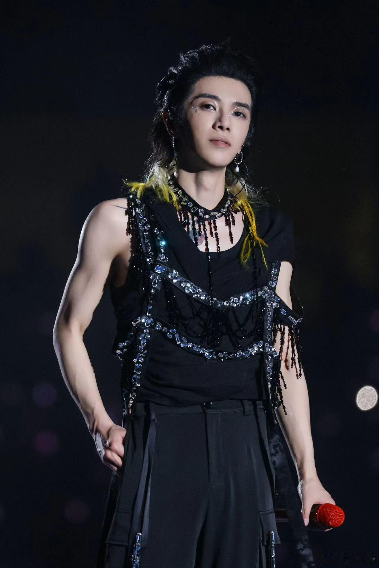 #华晨宇健身了吗# 歌曲要唱到最好，而舞台的古风感也给我们营造的很浓郁。华晨宇的