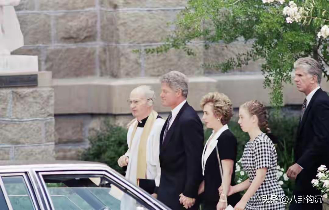 别看希拉里经常用含情脉脉的眼睛看着克林顿，偶尔她看克林顿的眼神也好凌厉。这个女人