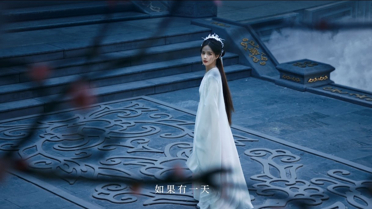 李一桐向往的修仙生活  短片中的李一桐，如九霄之上的玄女，凌空而立，一颦一笑都仿