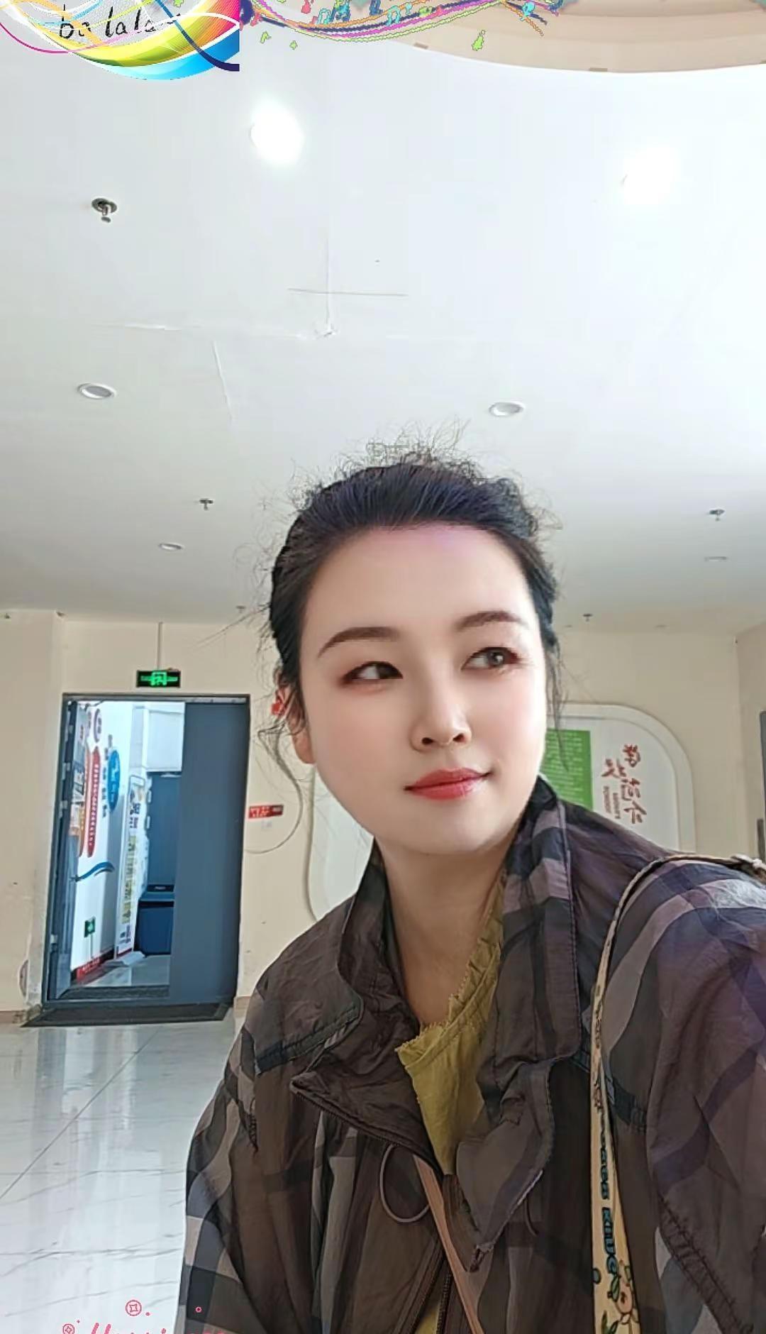 无人可以依靠，也习惯了靠自己，风雨里自己撑伞，艰难处境里自己扛事，就连比赛也要抢