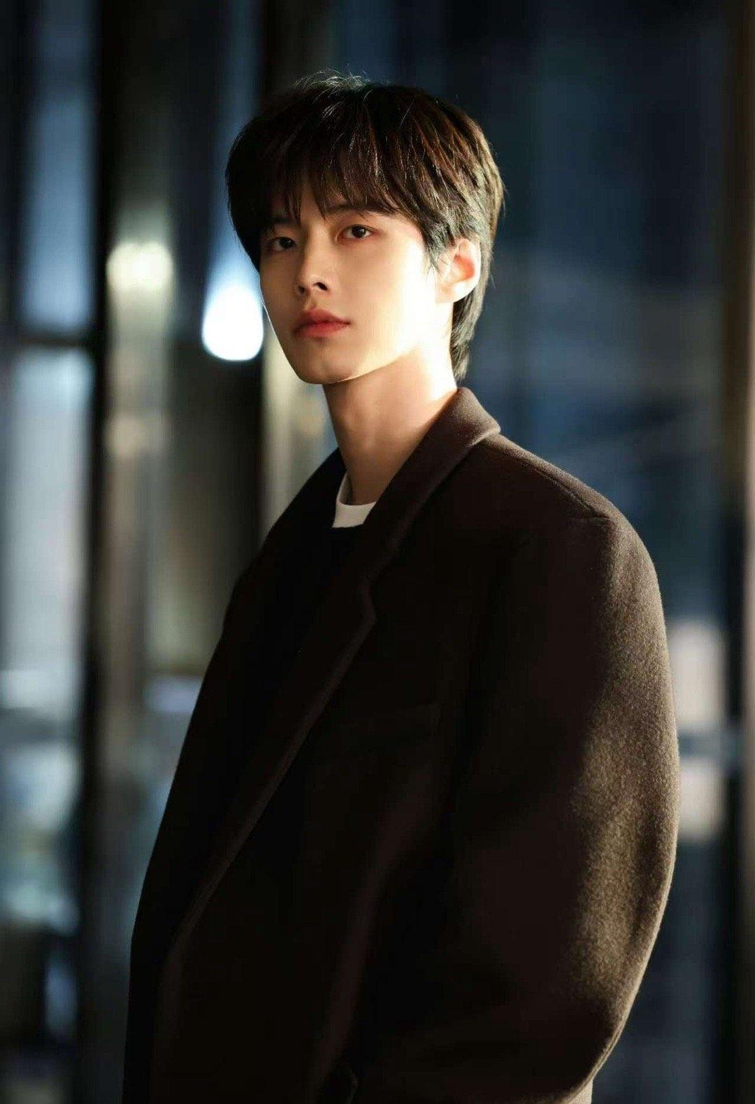 单眼皮183长大衣韩剧味溢出了 看来何与是掌握了韩剧男主的造型密码：单眼皮、18