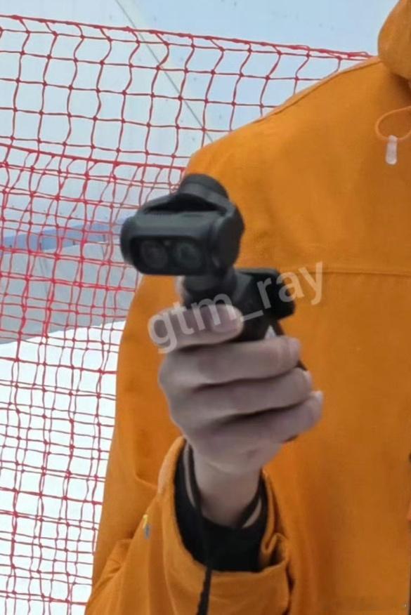 大疆Pocket4真机曝光了？很明显可以看到是两个摄像头，应该是一颗广角一颗长焦