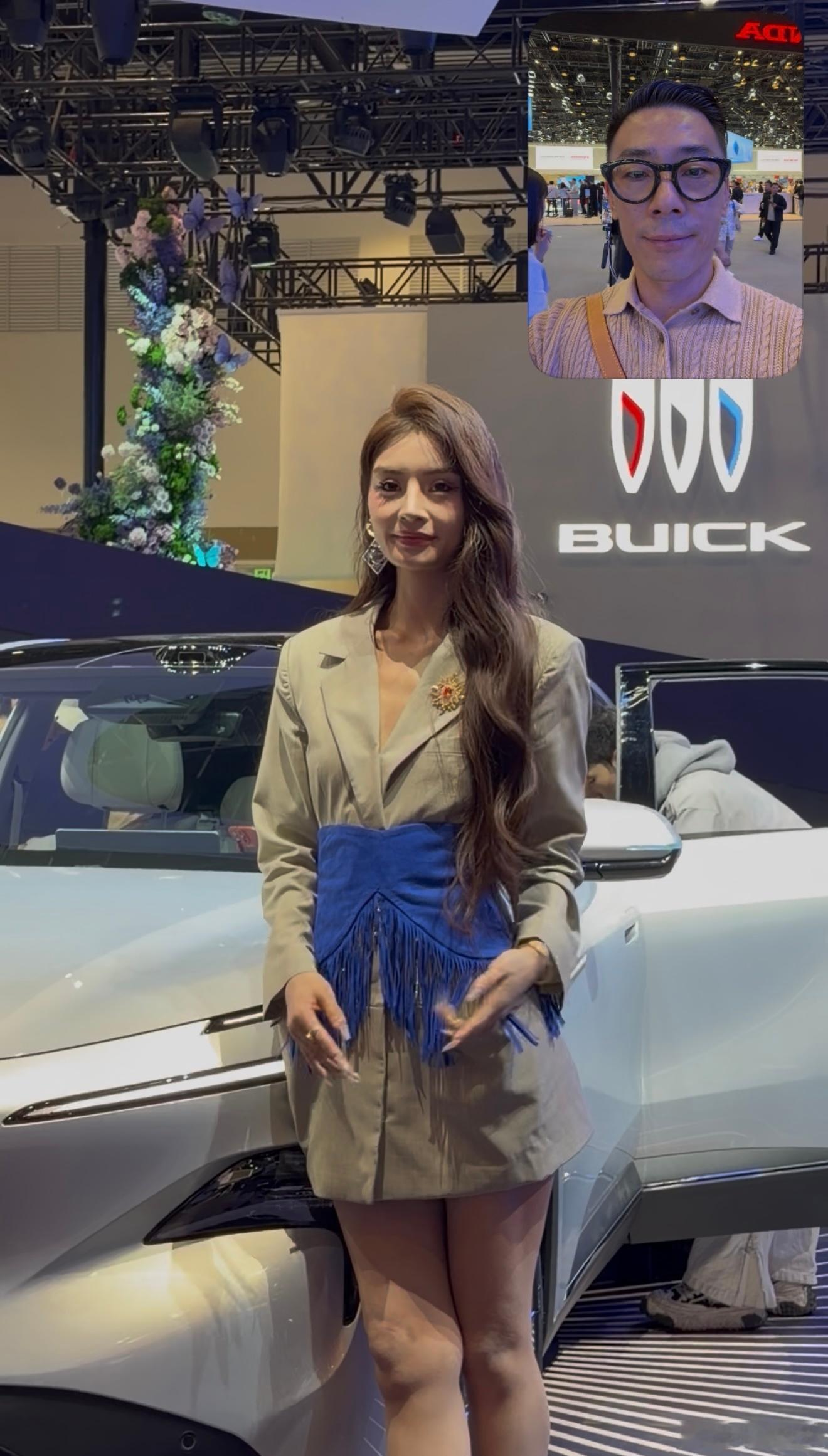 小李飞车 呼应上了！她在看我耶！ 