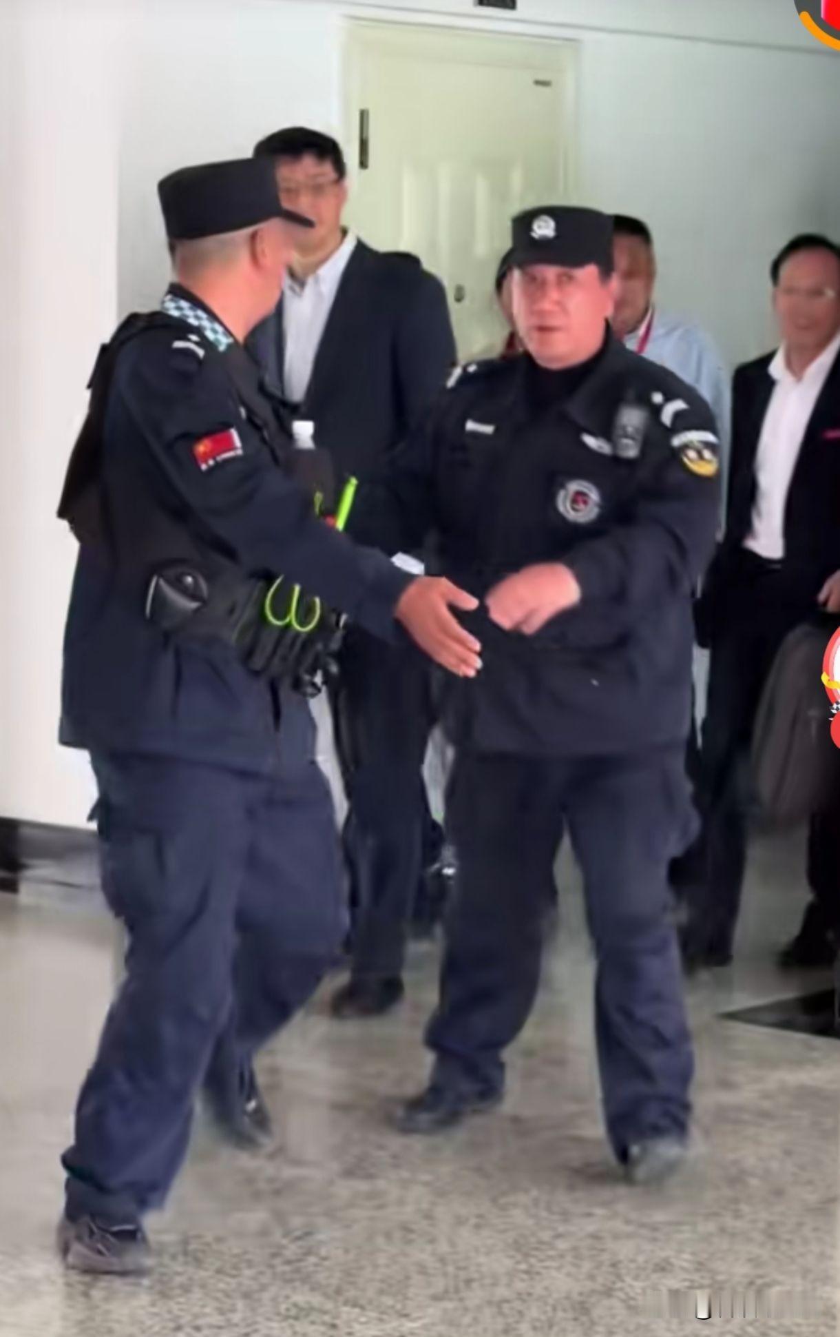 这是谁，前拥后呼，看起来级别不低，比上次被冤枉的余承东可有排面了，毕竟余承东骨头