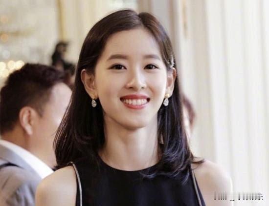 一直认为章泽天非常漂亮，五官精致又可爱，属于那种越看越让人喜爱的美女。特别是她气