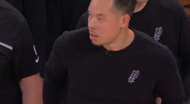 换我是福克斯，我抱着球不动，尼克斯犯规，我2罚1中，领先2分，回头赶紧冲米罗屁股