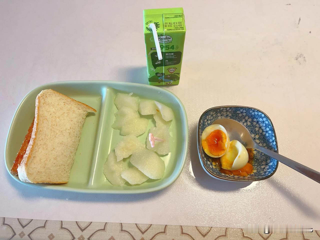早上好，目送了大的小的上学，又是一个人的一天

屋里乱七八糟，先收拾一下，然后再
