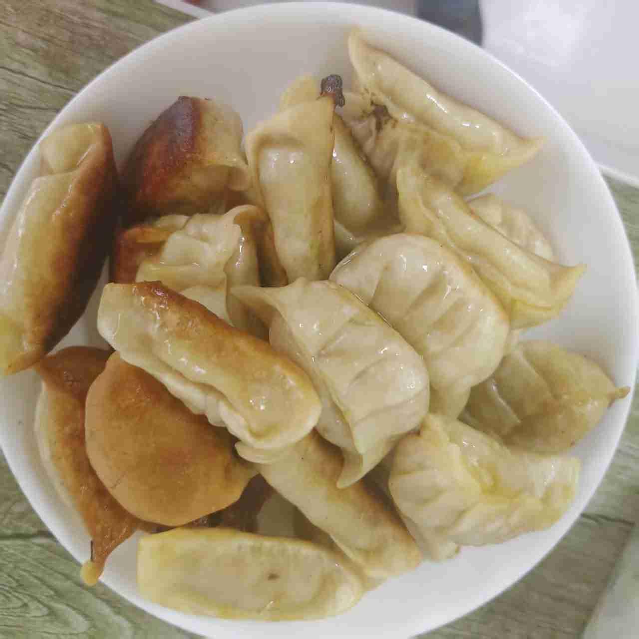 自己包的饺子怎么样？煎的技术也不错吧！

最主要是吃起来味道好极了，胡萝卜口味的