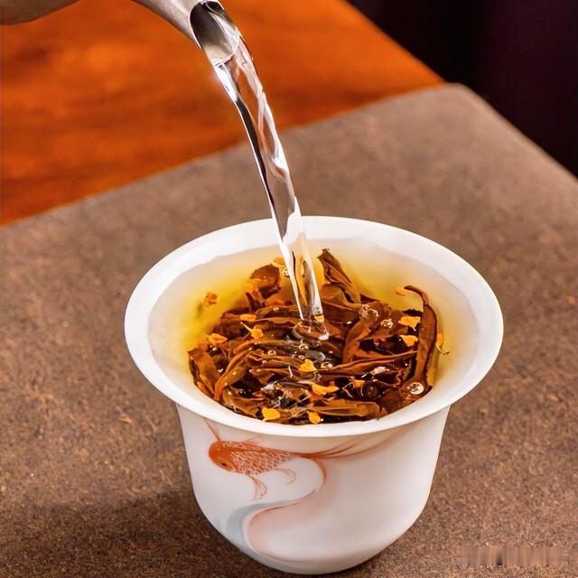 《茶赋·汉赋体》
若夫茶者，天地之灵物也。青瓷为器，沸汤为媒。投叶其中，浮沉辗转