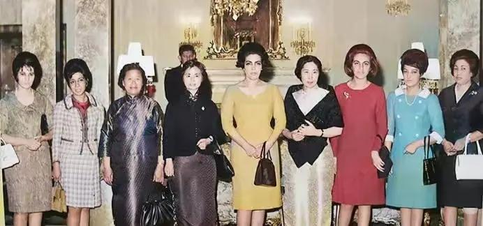 1966 年，王光美与张茜肩负使命共赴阿富汗访问，期间留下一张极为稀罕的合照。照