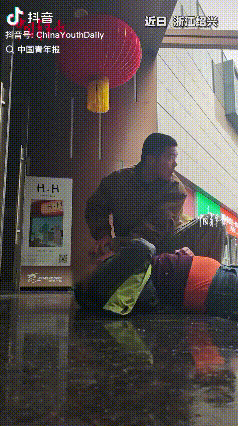 “你永远可以相信人民子弟兵！”浙江绍兴，一名男子突发恶疾，倒在地上抽搐，三名休假