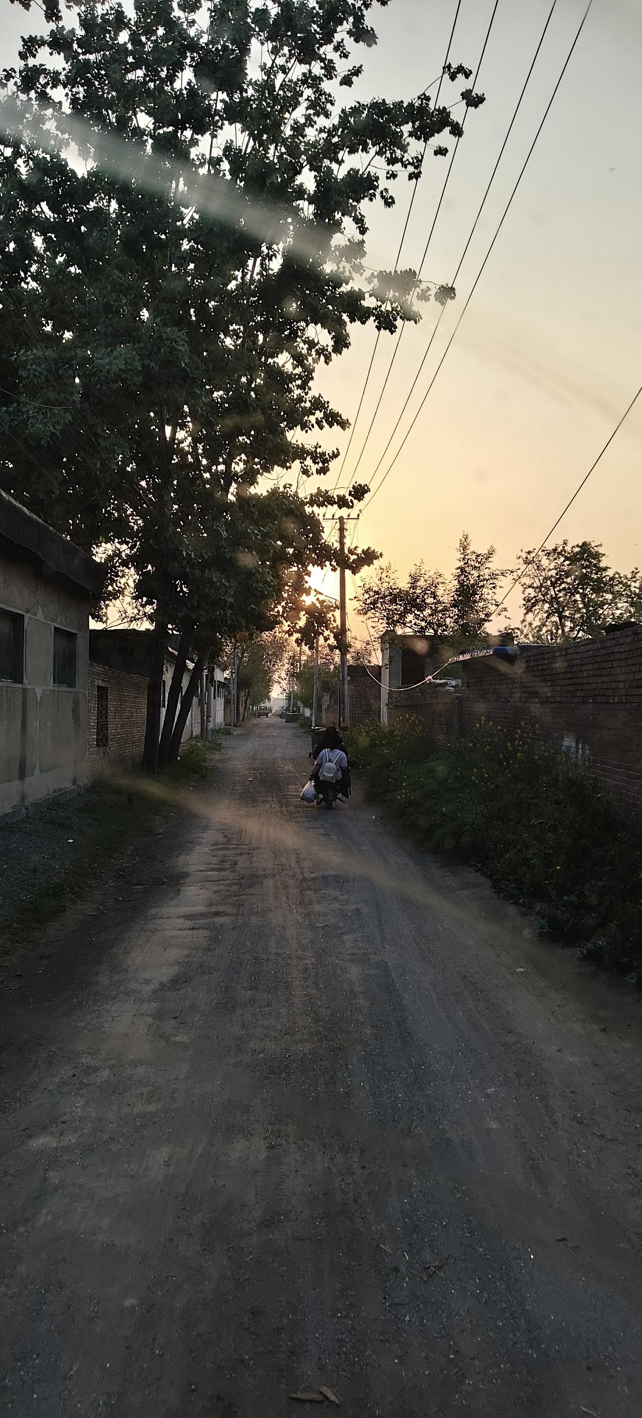 忙忙碌碌又是一天，虽然累点，但心里踏实。
      靠自己双手赚钱，不偷不抢，