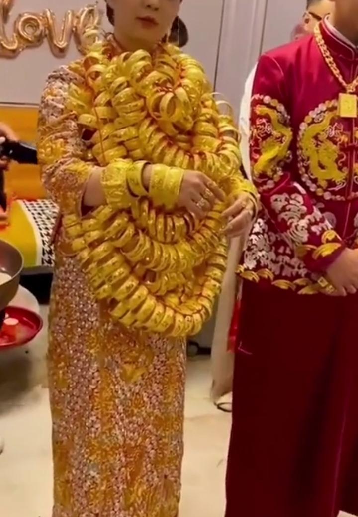 闽南结婚新娘戴满身黄金这事儿，每次刷到都忍不住多看两眼，说不羡慕是假的，但真不是