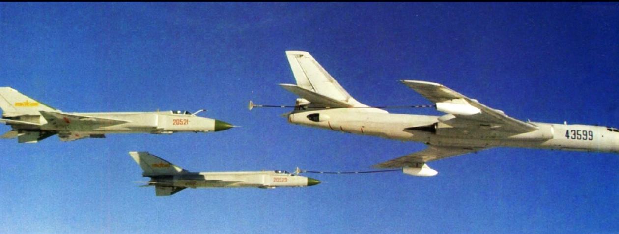 轰油六在同时给两架歼八D进行空中加油，这应该是99年阅兵前后的照片。空军当年只有
