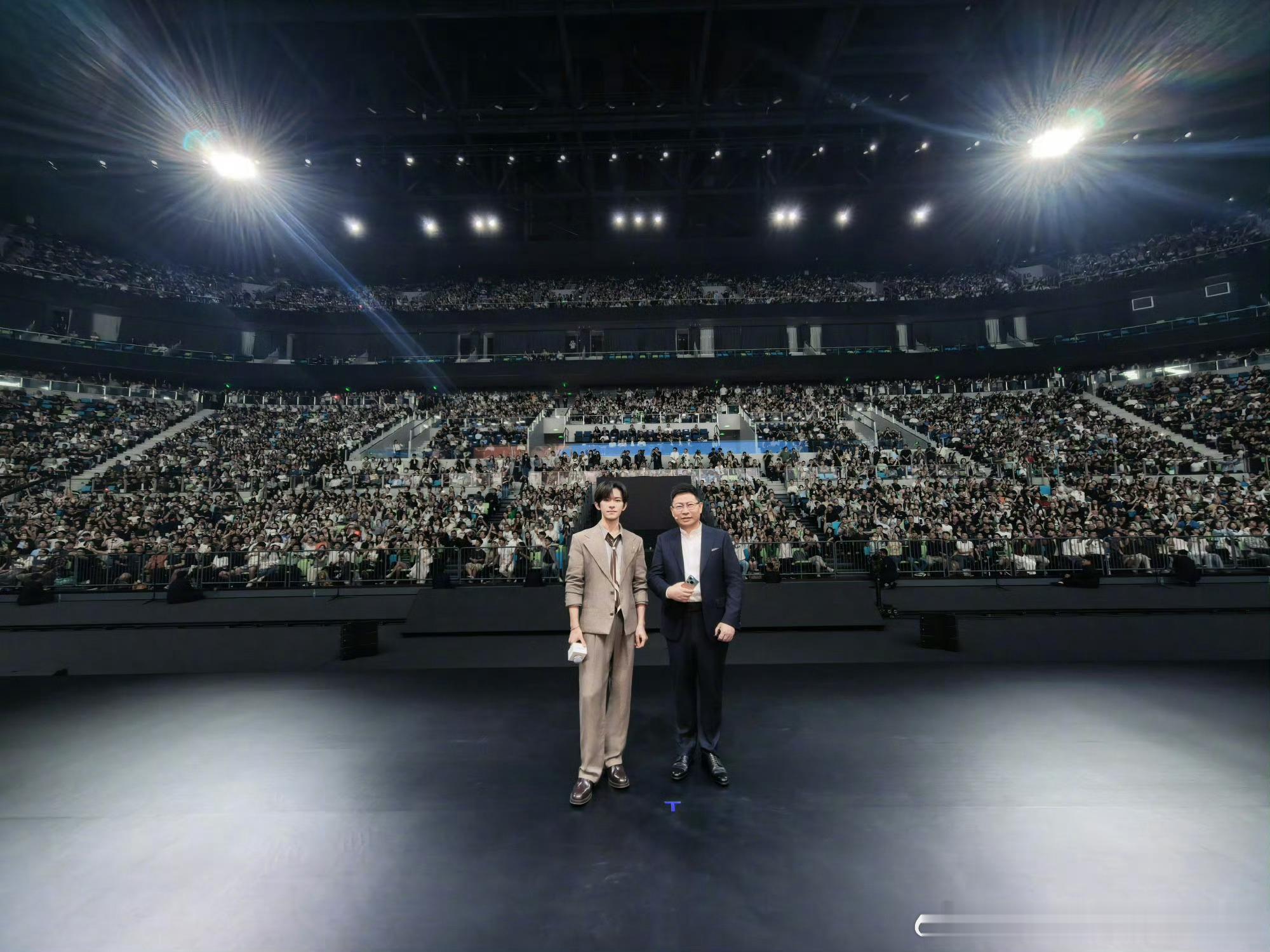 余承东晒和易烊千玺同框照余承东晒和易烊千玺同框照啦余承东特别感谢千玺