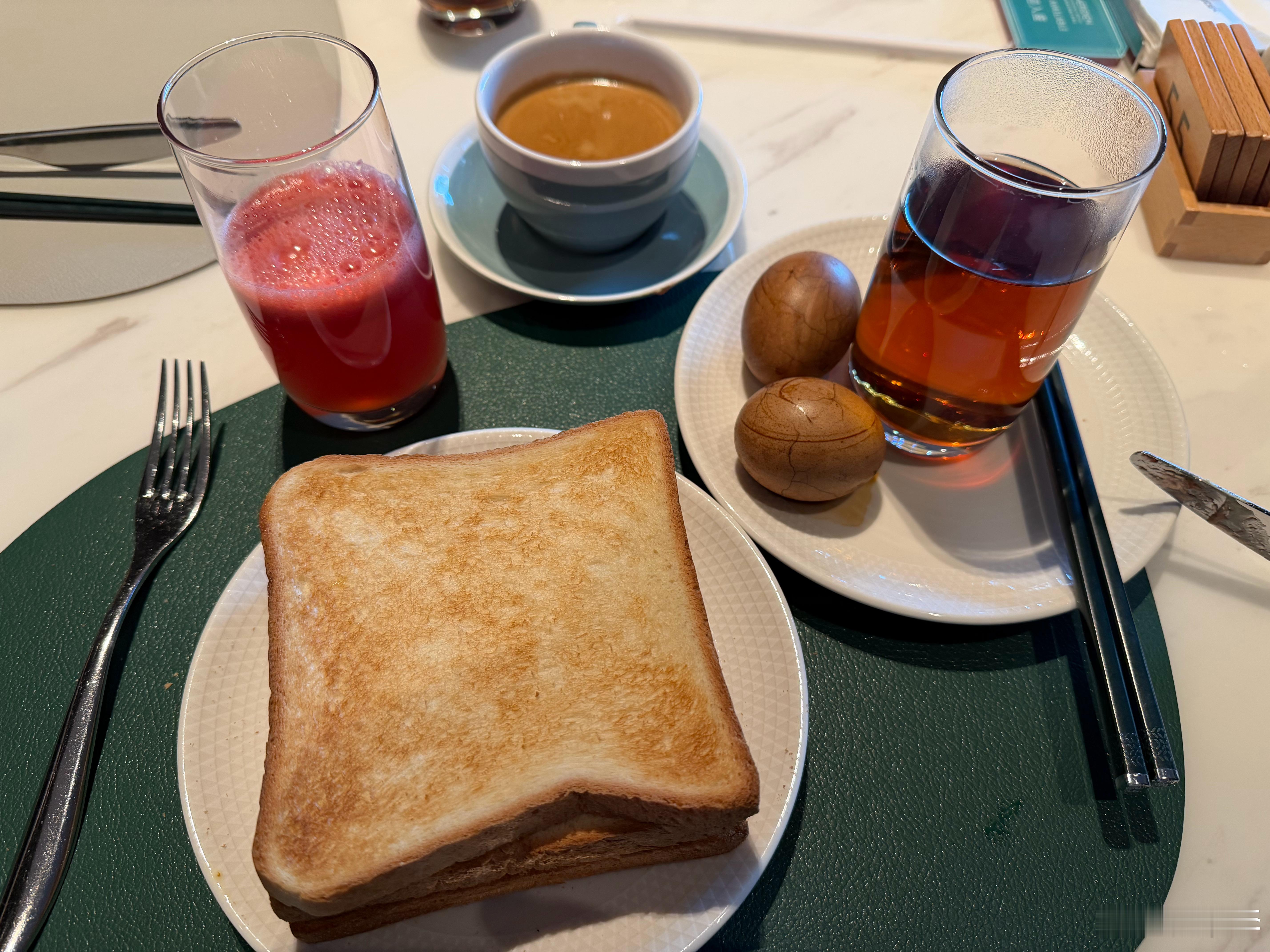 早！昨天开 G7，今天开 P7+！都是增程的！续航 1500km 起步，多到我蕉